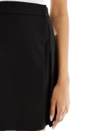 Premium tailored pleated mini skirt in black